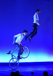  Felix & Flow - Fahrradakrobatik Varieté Show „Stardust“ im GOP Varieté-Theater München vom 04.11.2015-10.01.2016 Das Beste von morgen mit jungen Newcomern (©Foto. Ingrid Grossmann)